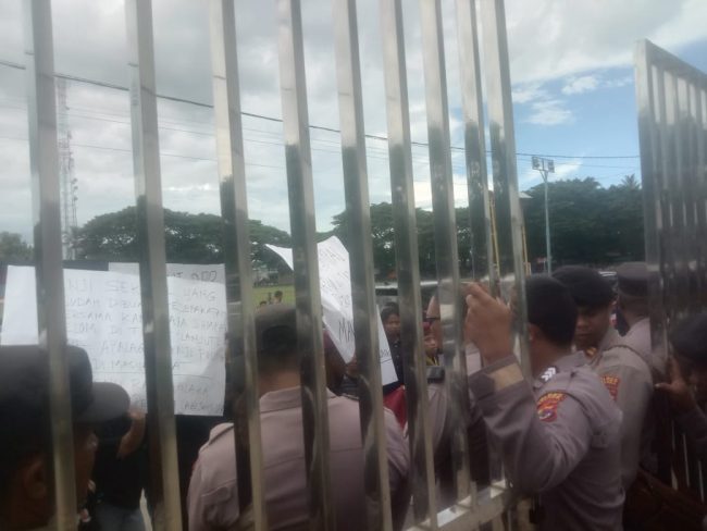 pmkri-malaka-gelar-aksi-demo-di-gedung-dprd